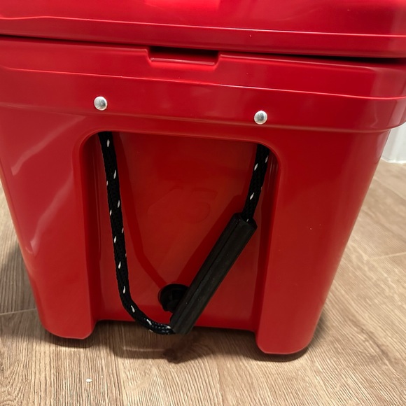 RARE Coca-Cola Yeti Red Storage Cooler with Insulated Walls - Picture 8 of 8